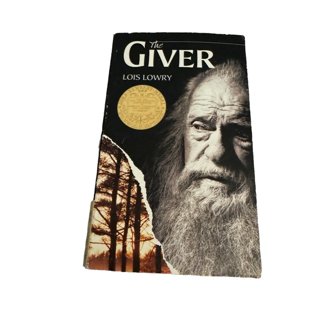 Young Adult Book / The Giver by Lois Lowry. GUC